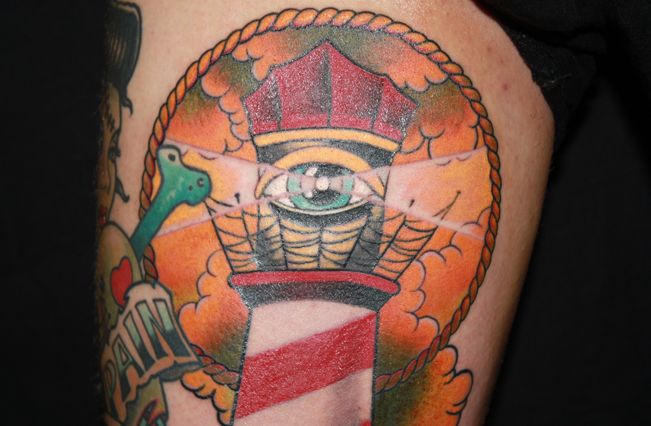 Oberschenkel-Tattoo Leuchtturmmotiv