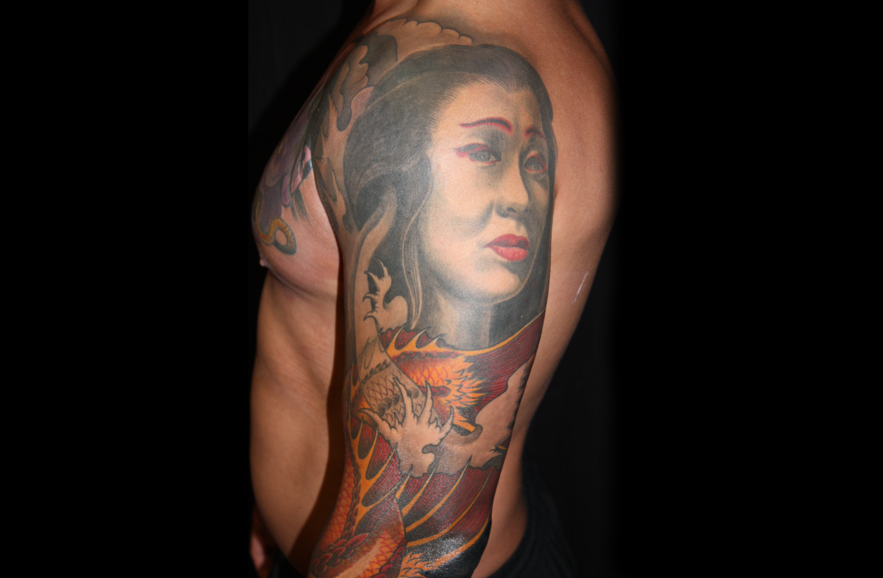 Asiatisches Sleeve mit Geishakopf, eingerahmt mit Wasser.