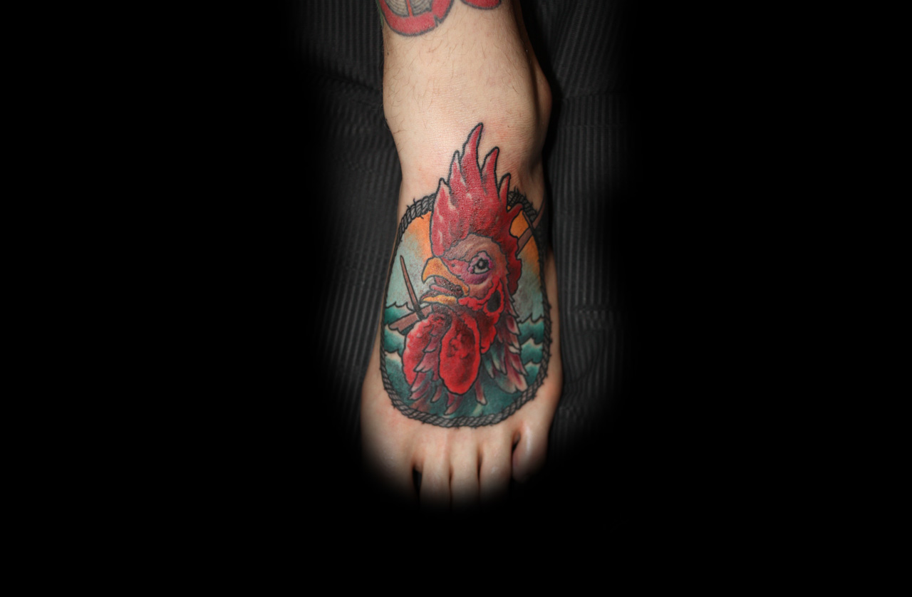 Fusstattoo mit Hahnenmotiv