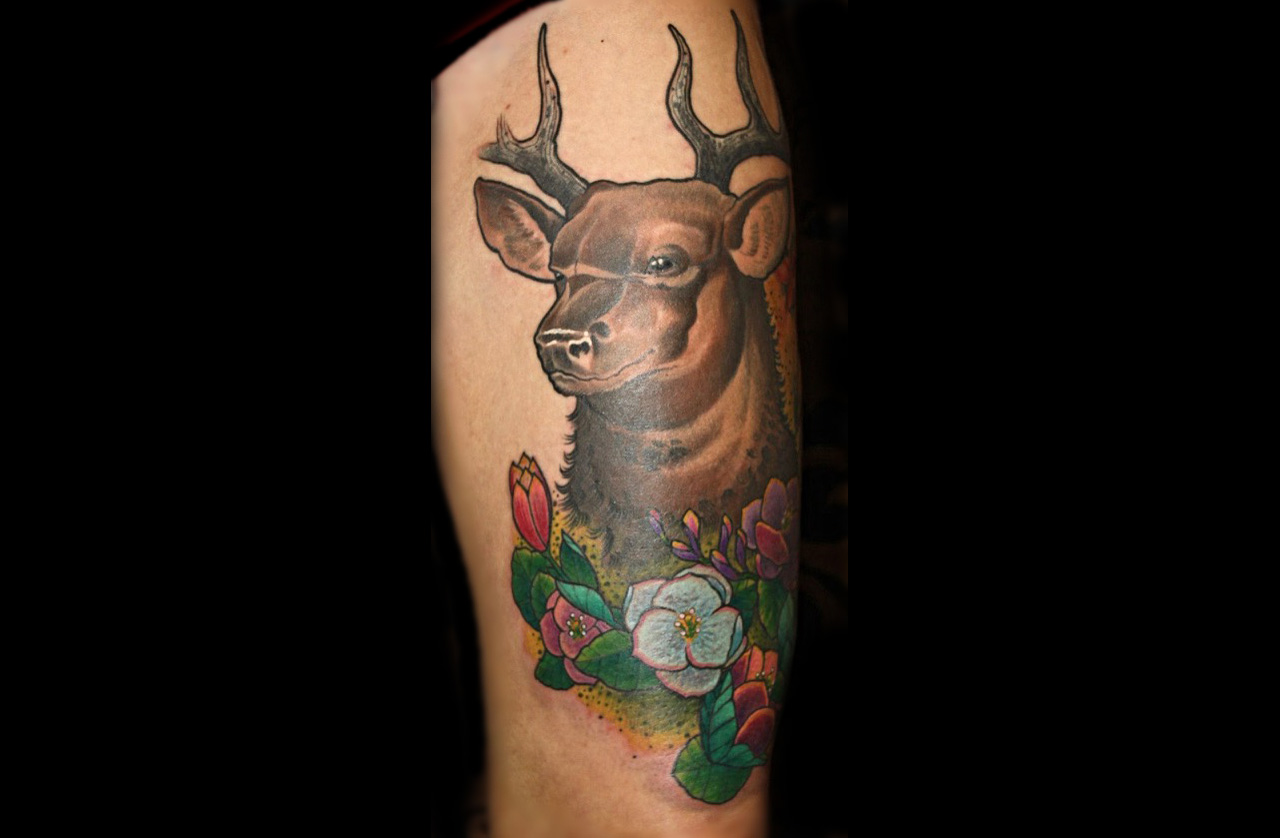 Oberarmtattoo Hirsch mit Blumen