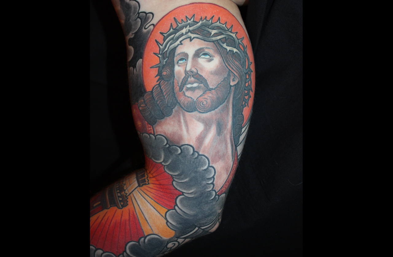 Oberarmtattoo mit Jesusmotiv