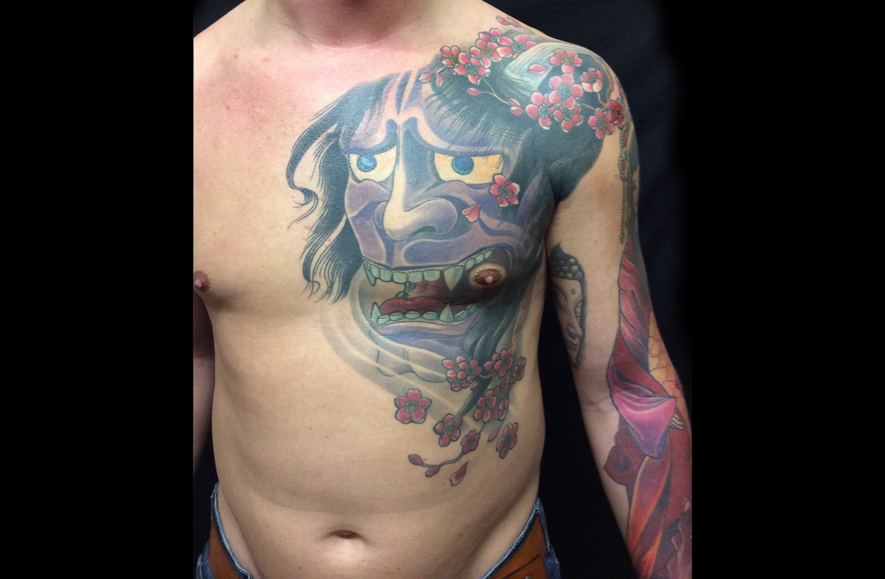 Tradionelle Hannyamaske mit Kirschblüten