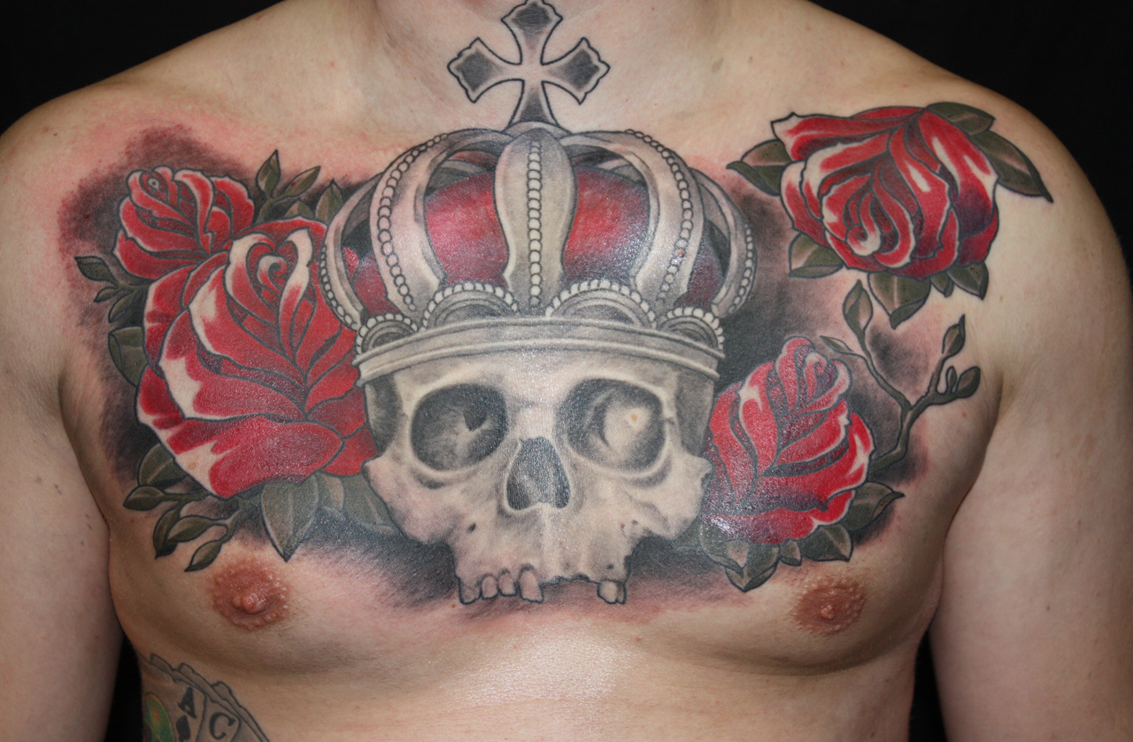 Old School tattoo mit Schädel- und Rosenmotiv