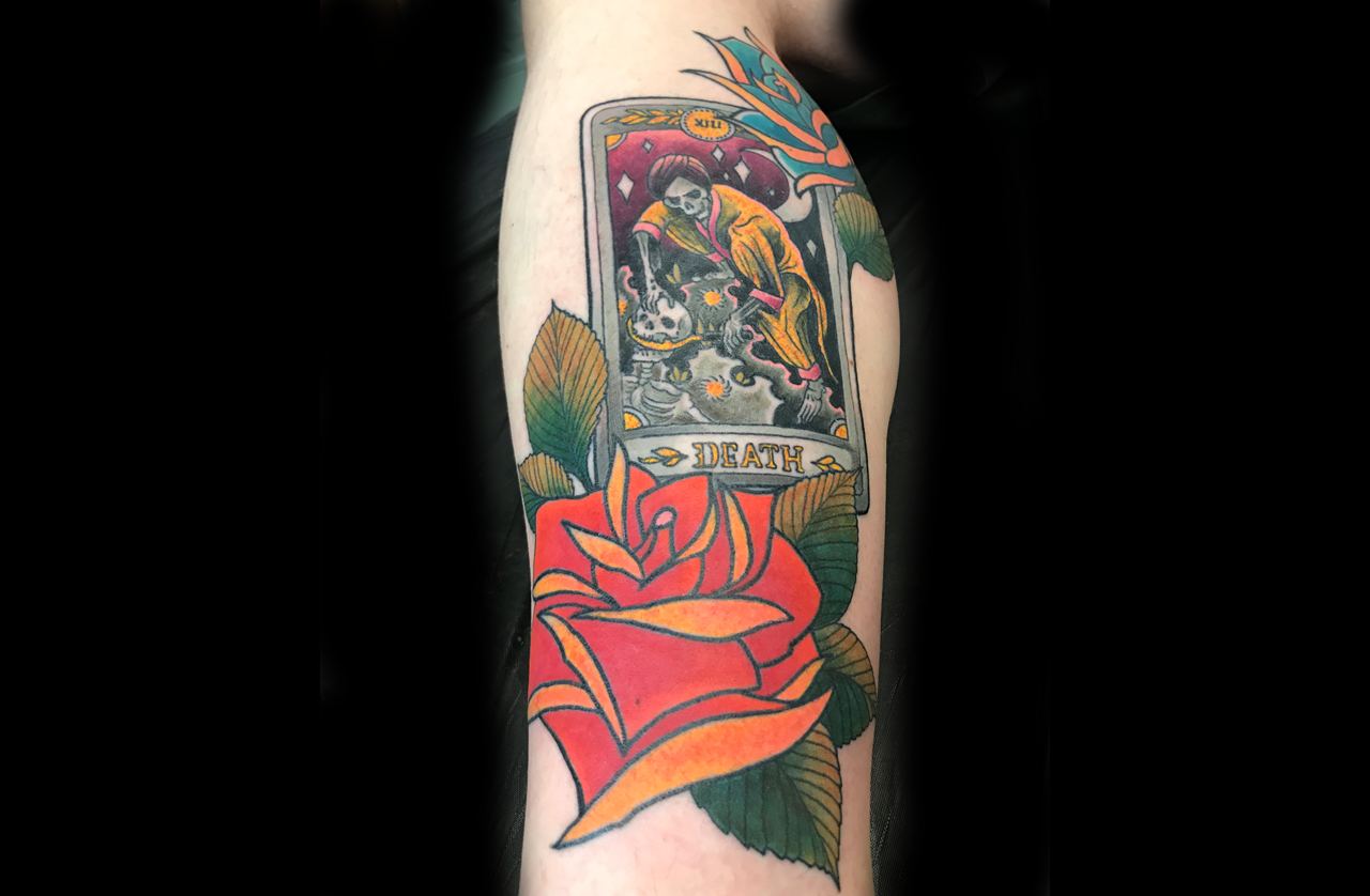 Dieses Farbtattoo im oldschoolstil stellt die Tarotkarte Tod dar. Umrahmt mit oldschool Rosen ist es eine schöne Kombination eines Rosentattoos.