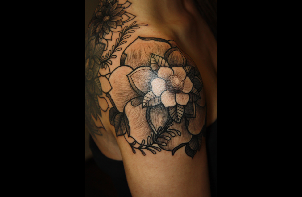 Schultertattoo schwarze Blume