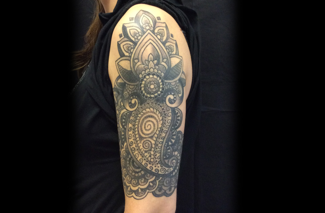 Blumen und tribals im Dotworkstyle