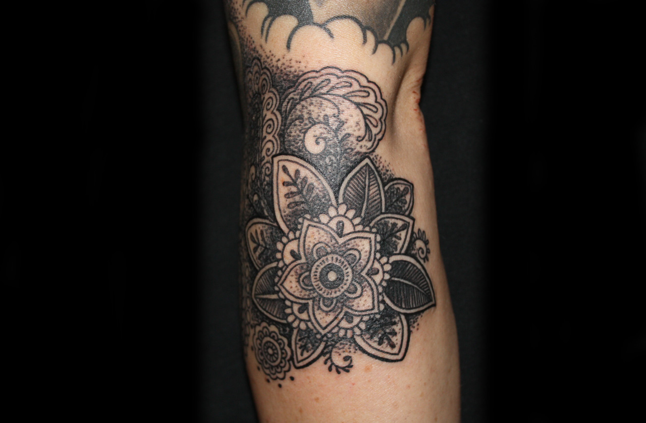 Blumen und tribals im Dotworkstyle