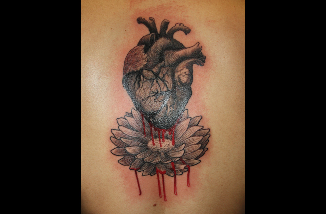 Blutendes Herz mit Blumen