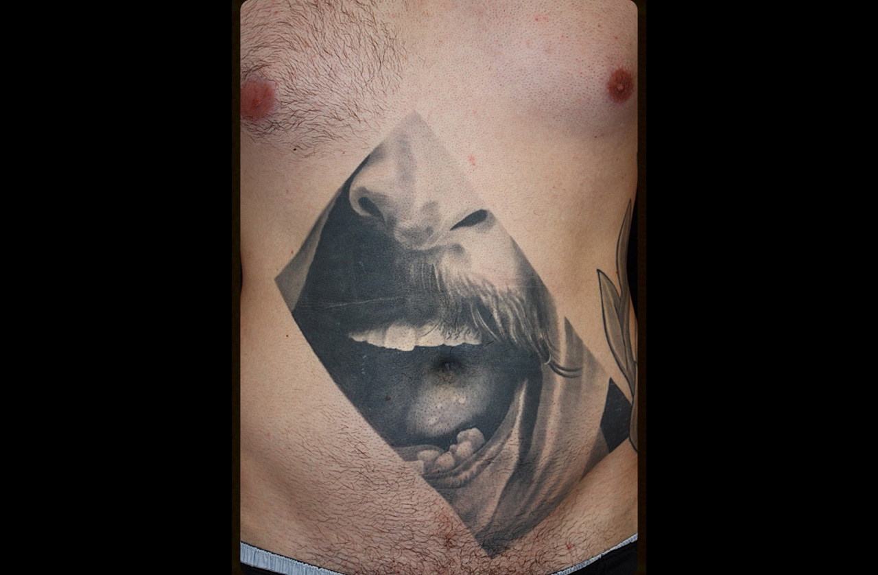 Bauchtattoo Fotoausschnitt