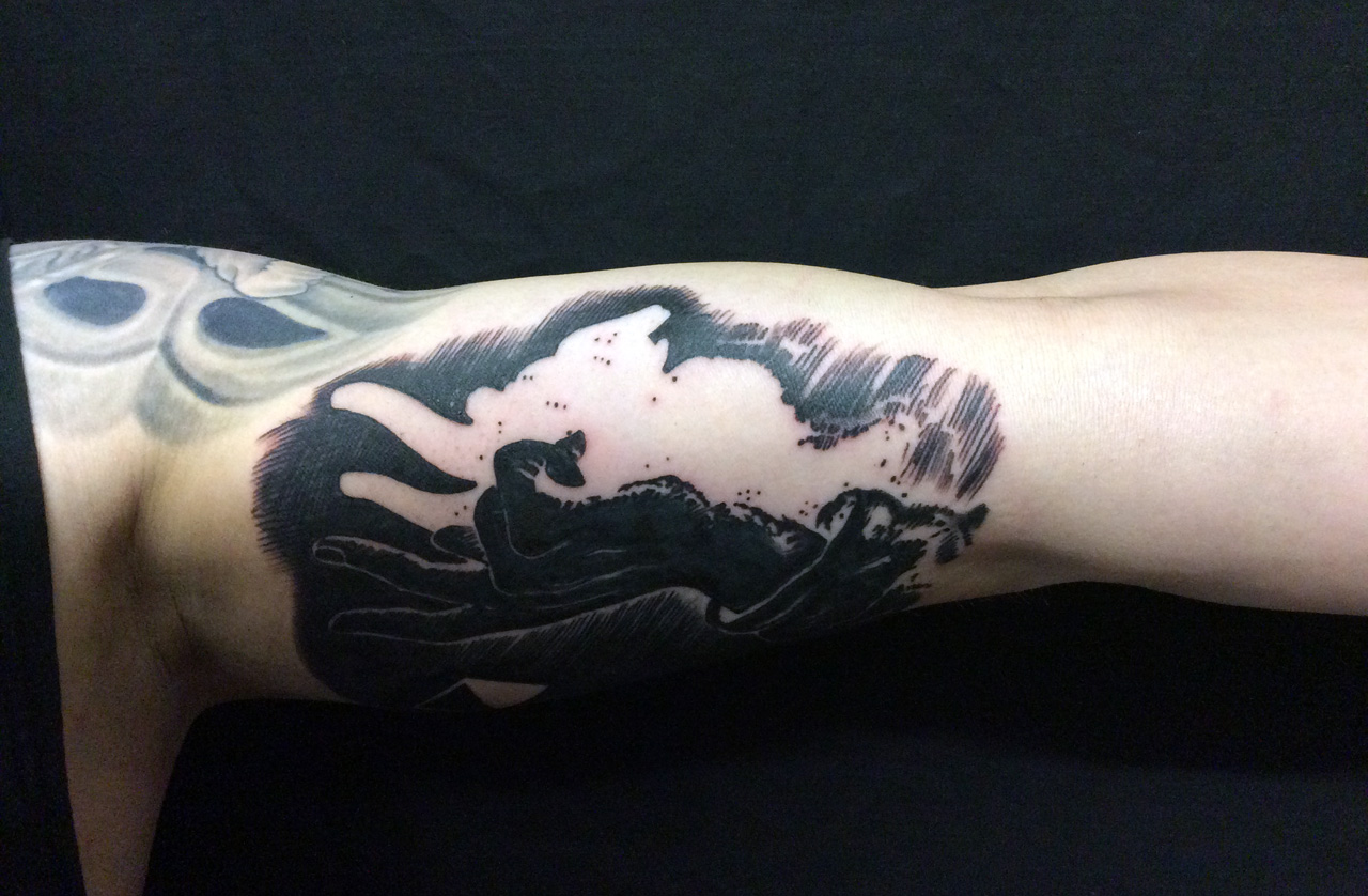 Oberarmtattoo black and grey mit Handmotiv