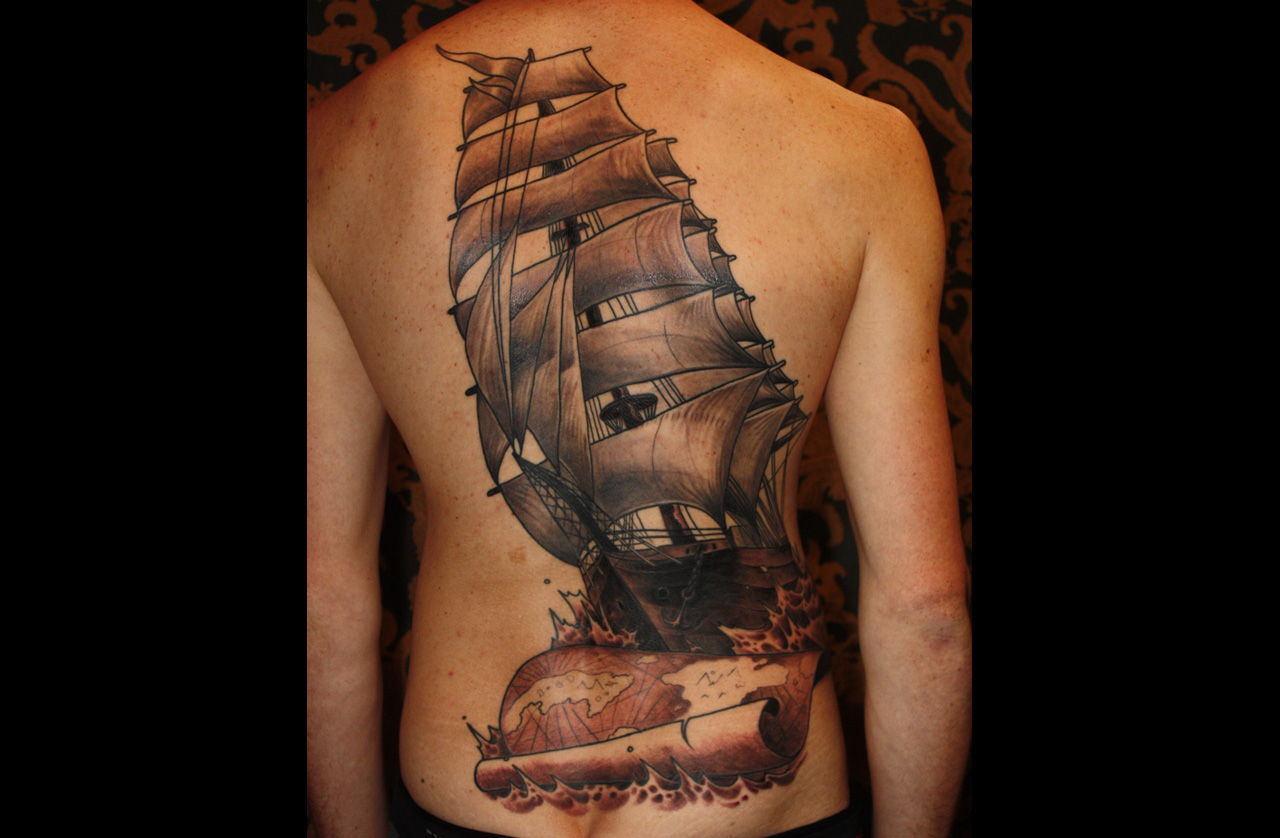 Rückentattoo Segelschiff in black´n grey